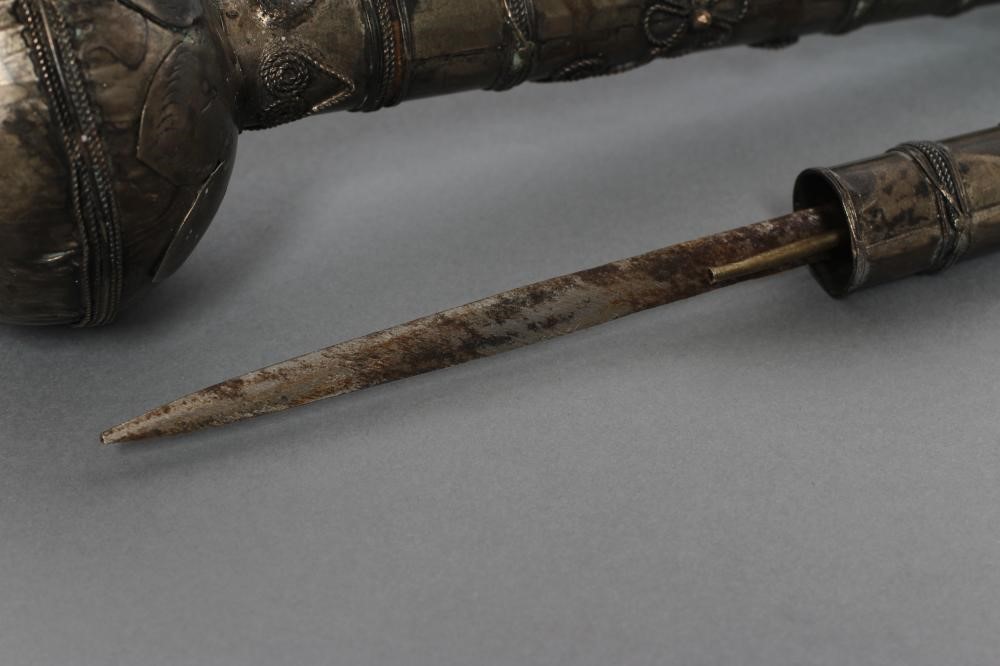 AN ORIENTAL WHITE METAL OPIUM PIPE DAGGER with floral wire work decoration Image