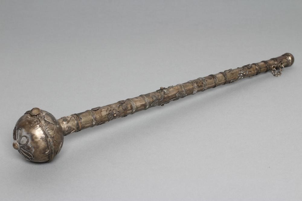 AN ORIENTAL WHITE METAL OPIUM PIPE DAGGER with floral wire work decoration Image
