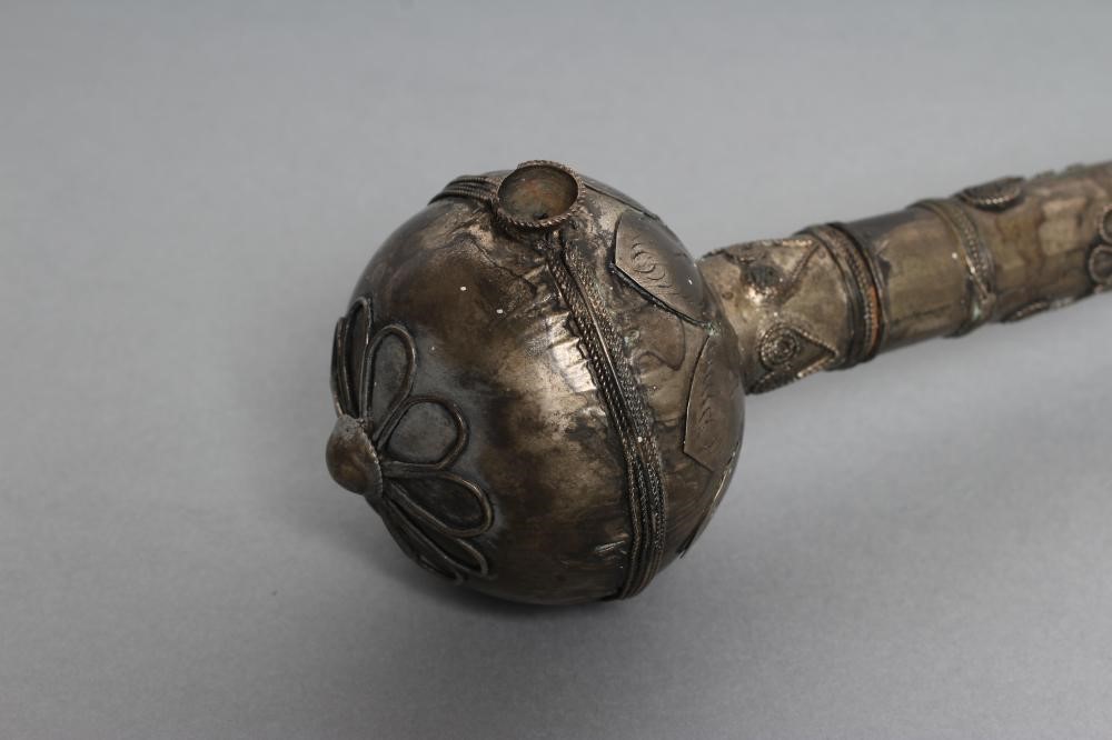 AN ORIENTAL WHITE METAL OPIUM PIPE DAGGER with floral wire work decoration Image