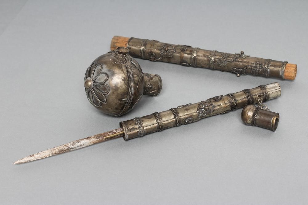 AN ORIENTAL WHITE METAL OPIUM PIPE DAGGER with floral wire work decoration Image