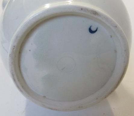 A FIRST PERIOD WORCESTER PORCELAIN FRUIT SPRIGS PATTERN COFFEE POT AND COVER Image