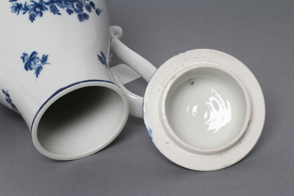 A FIRST PERIOD WORCESTER PORCELAIN FRUIT SPRIGS PATTERN COFFEE POT AND COVER Image