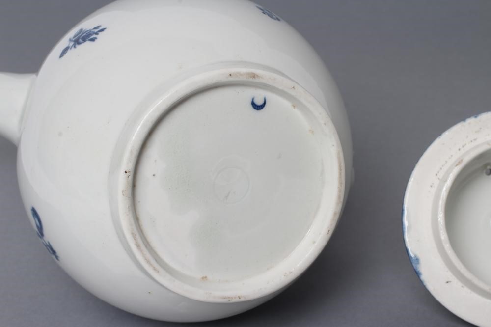 A FIRST PERIOD WORCESTER PORCELAIN FRUIT SPRIGS PATTERN COFFEE POT AND COVER Image