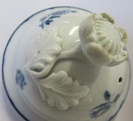 A FIRST PERIOD WORCESTER PORCELAIN FRUIT SPRIGS PATTERN COFFEE POT AND COVER Image