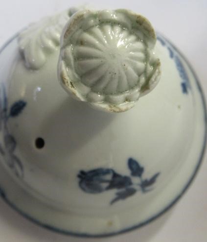 A FIRST PERIOD WORCESTER PORCELAIN FRUIT SPRIGS PATTERN COFFEE POT AND COVER Image