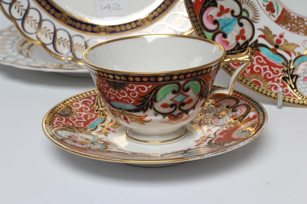 A PAIR OF ENGLISH PORCELAIN DESSERT PLATES Image