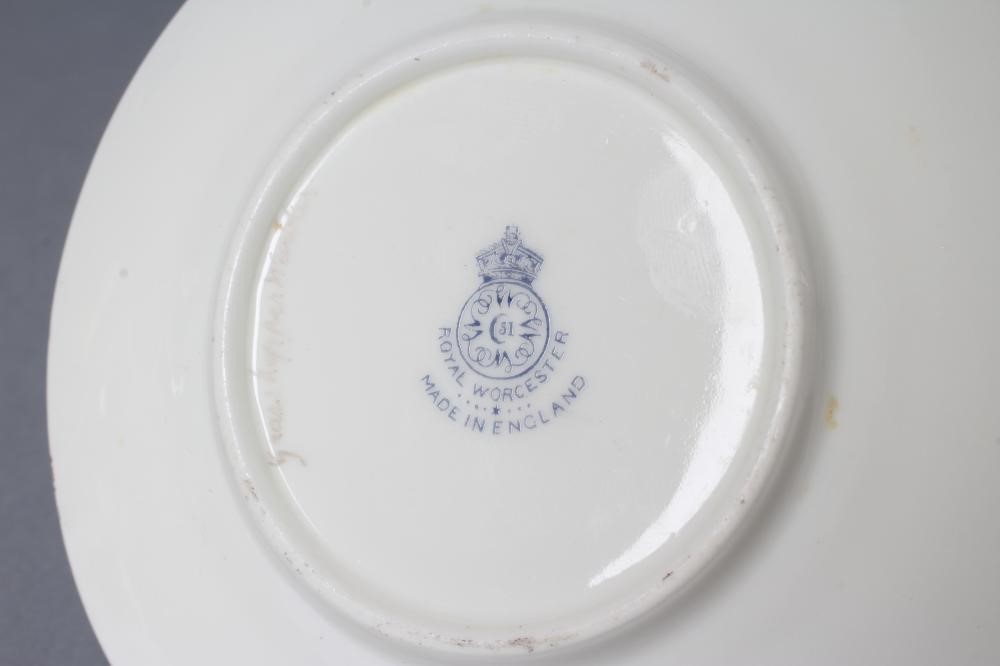 A ROYAL WORCESTER CHINA SMALL CABINET PLATE Image