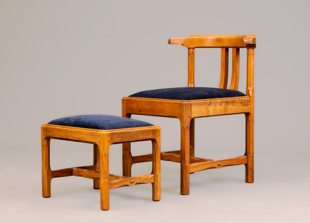 A STANLEY WEBB DAVIES (1894-1978) WALNUT CHAIR Image
