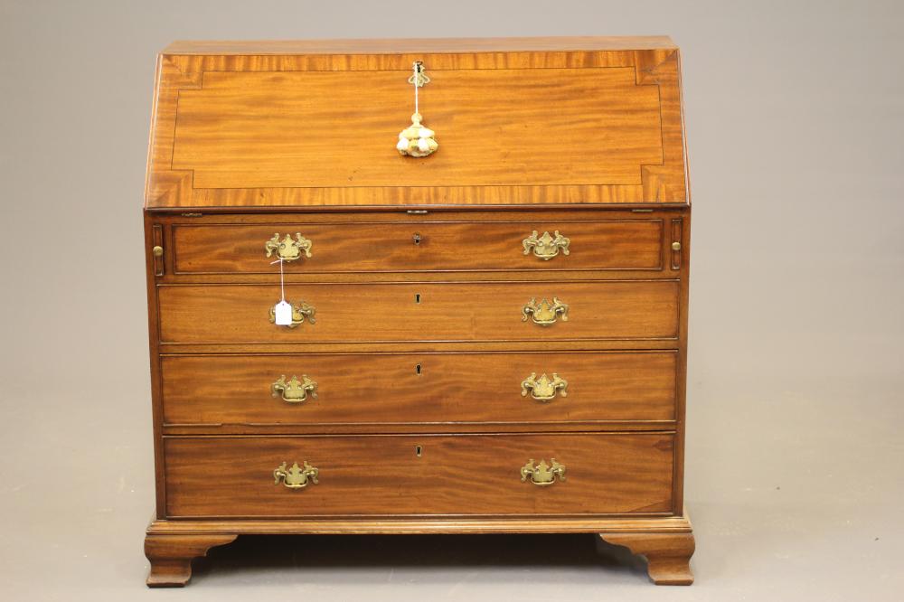 A GEORGIAN MAHOGANY BUREAU Image