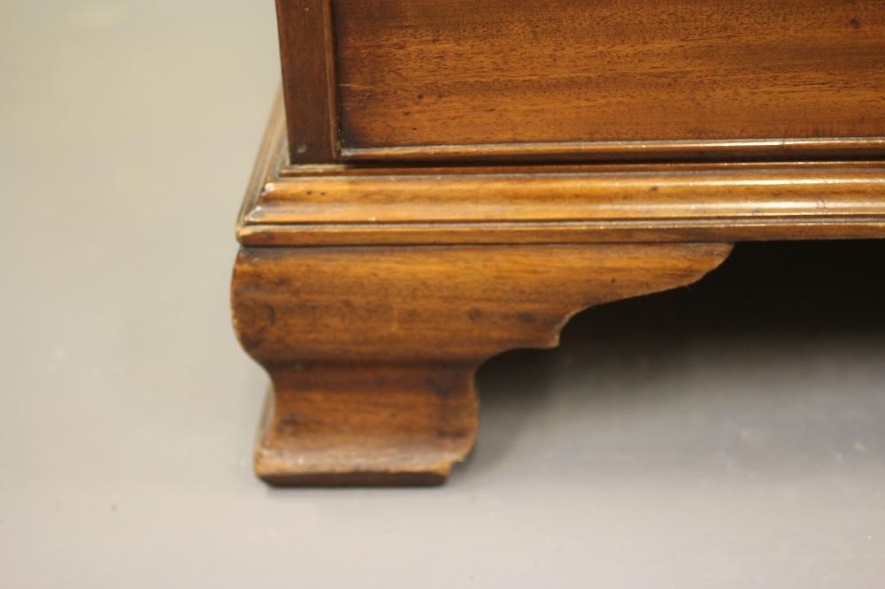 A GEORGIAN MAHOGANY BUREAU Image