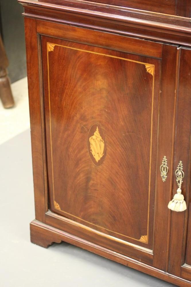 A GEORGIAN MAHOGANY TWO STAGE BOOKCASE Image