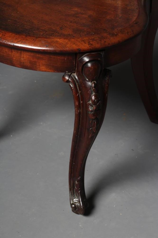 A VICTORIAN MAHOGANY HALL CHAIR Image