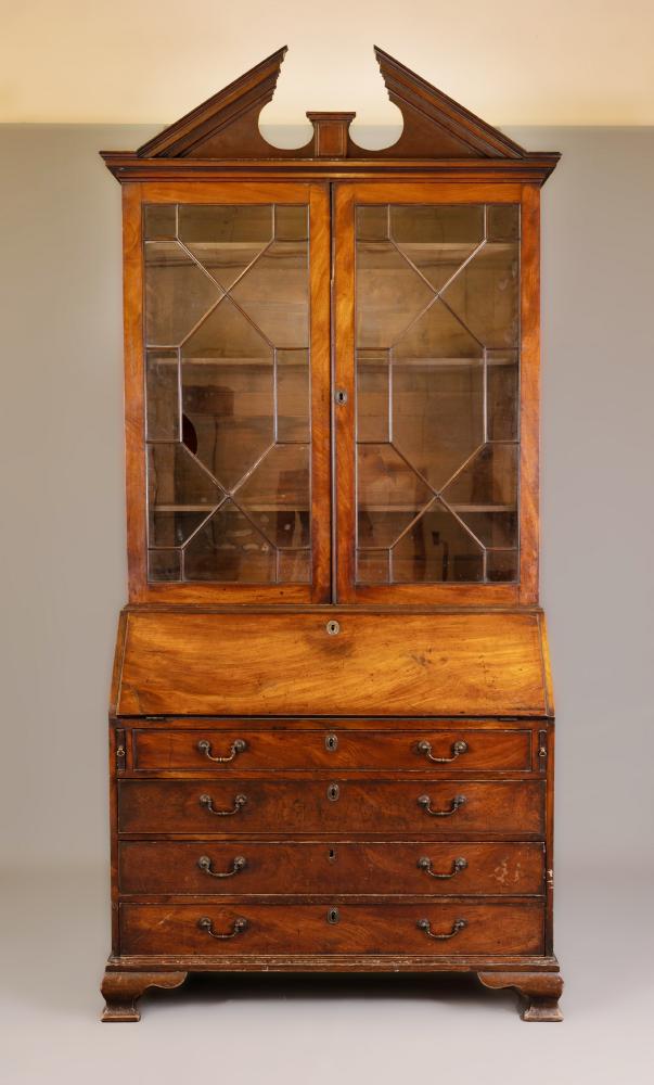 A GEORGIAN MAHOGANY BUREAU BOOKCASE Image