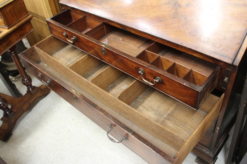 A GEORGIAN MAHOGANY BUREAU BOOKCASE Image