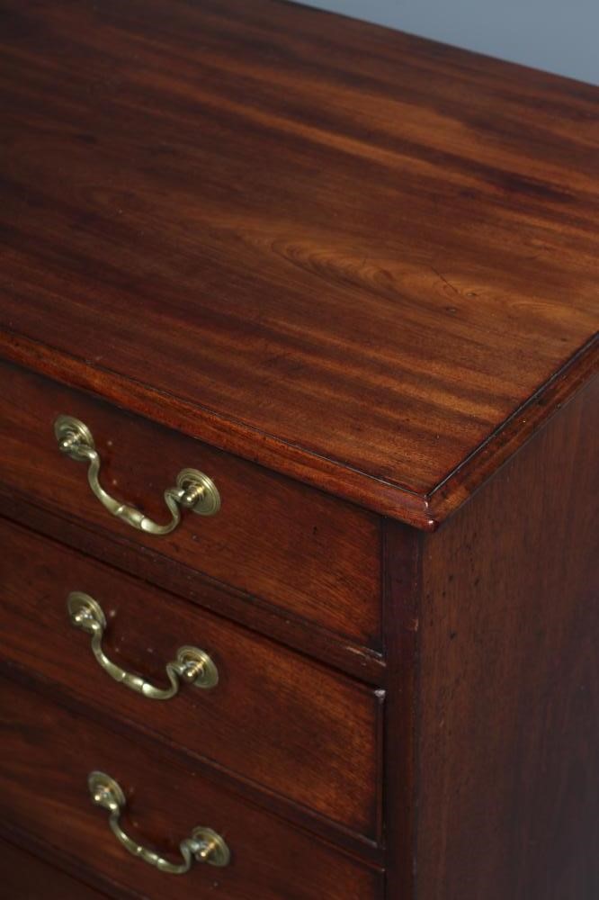 A SMALL GEORGIAN MAHOGANY CHEST Image