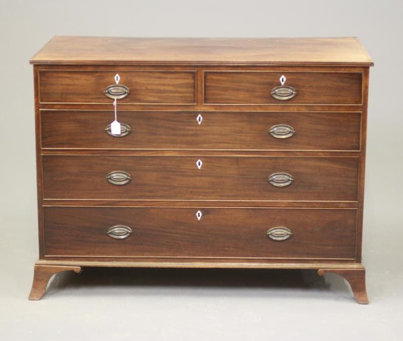 A GEORGIAN MAHOGANY CHEST Image