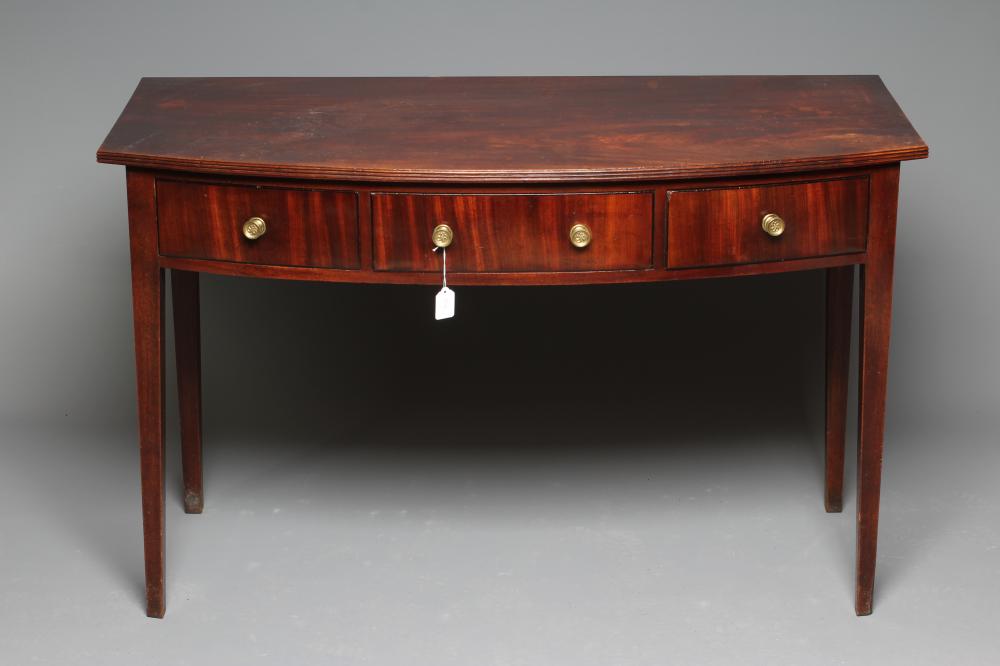 A GEORGIAN MAHOGANY SERVING TABLE Image
