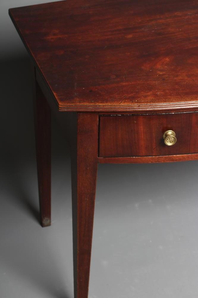 A GEORGIAN MAHOGANY SERVING TABLE Image