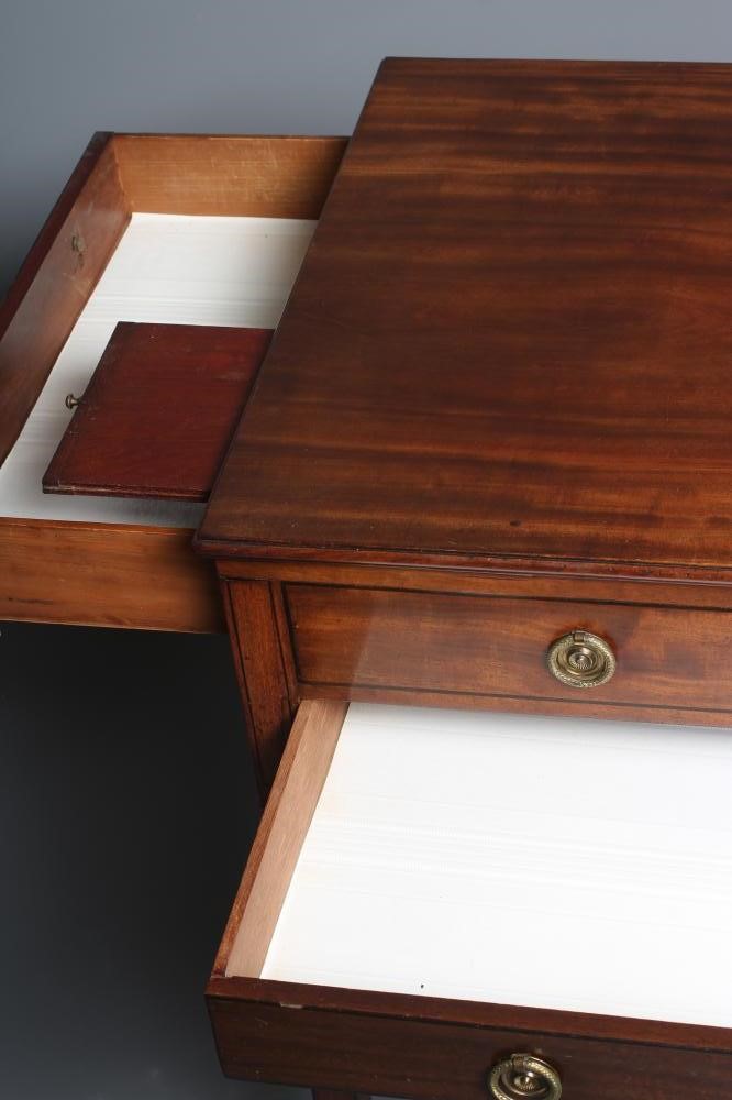 A GEORGIAN MAHOGANY READING TABLE Image