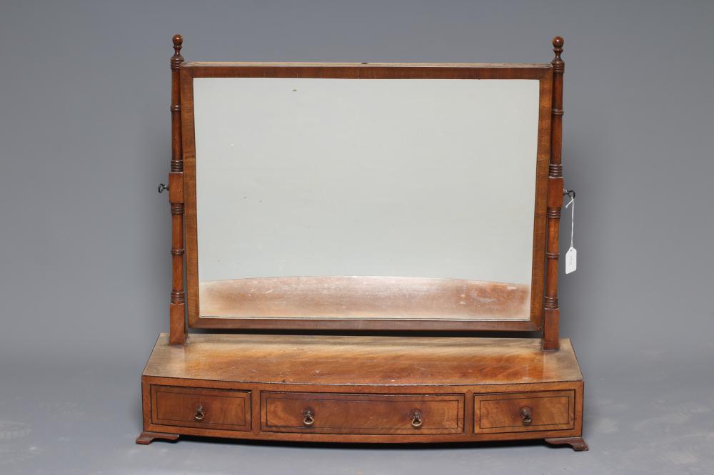 A LARGE GEORGIAN MAHOGANY TOILET MIRROR Image