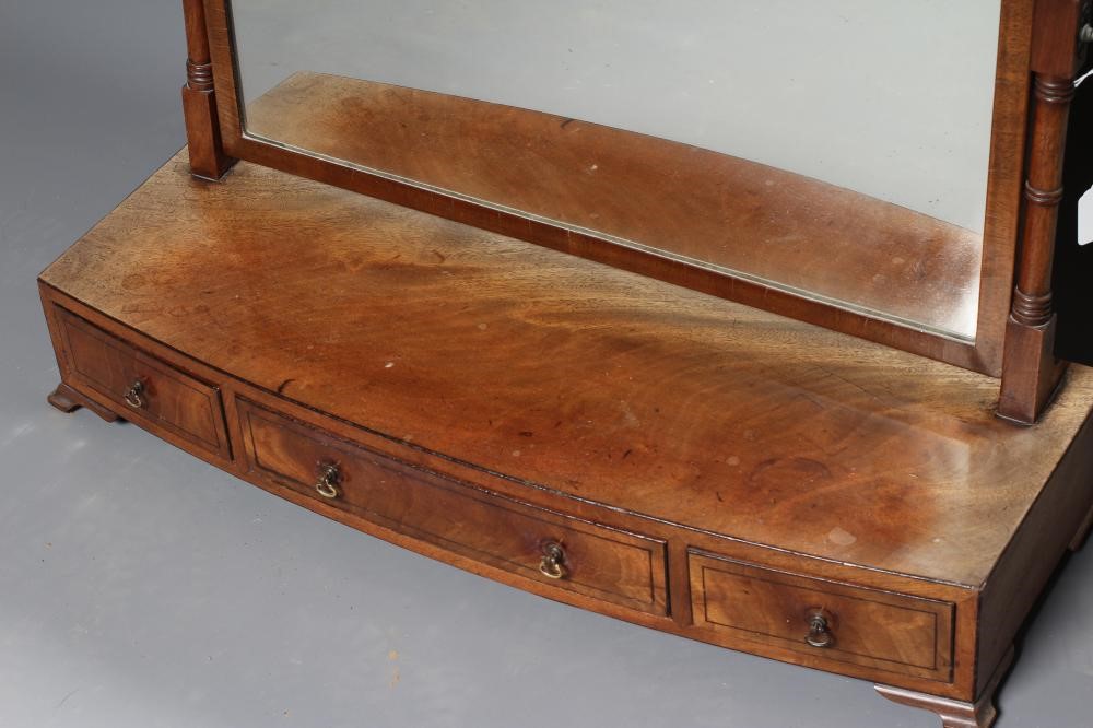 A LARGE GEORGIAN MAHOGANY TOILET MIRROR Image