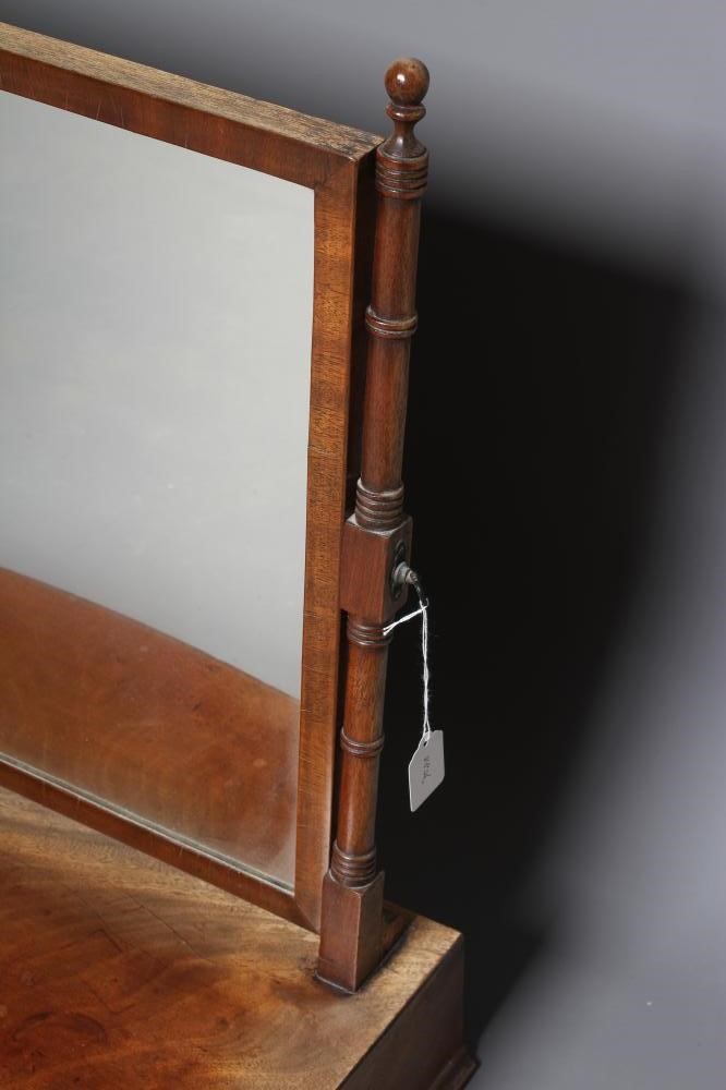 A LARGE GEORGIAN MAHOGANY TOILET MIRROR Image
