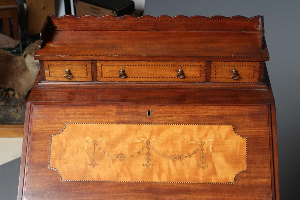 A SMALL EDWARDIAN MAHOGANY BONHEUR DU JOUR with chequer stringing and inlaid paterae Image