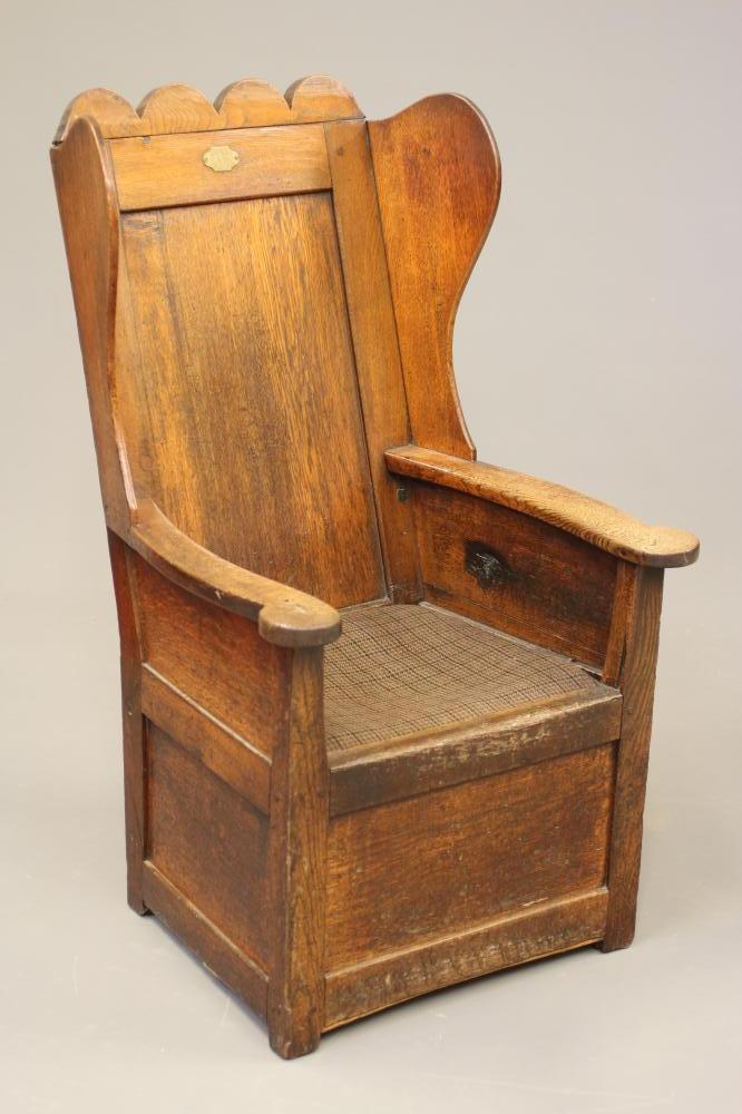 AN EARLY VICTORIAN OAK LAMBING CHAIR Image