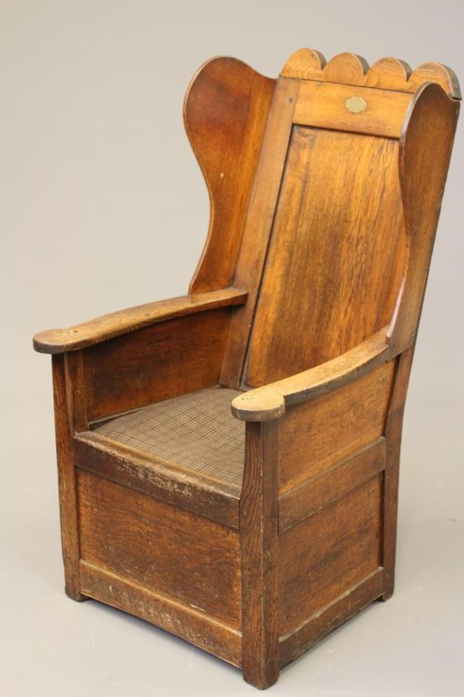 AN EARLY VICTORIAN OAK LAMBING CHAIR Image