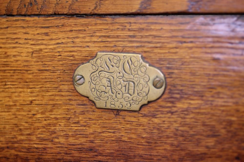 AN EARLY VICTORIAN OAK LAMBING CHAIR Image