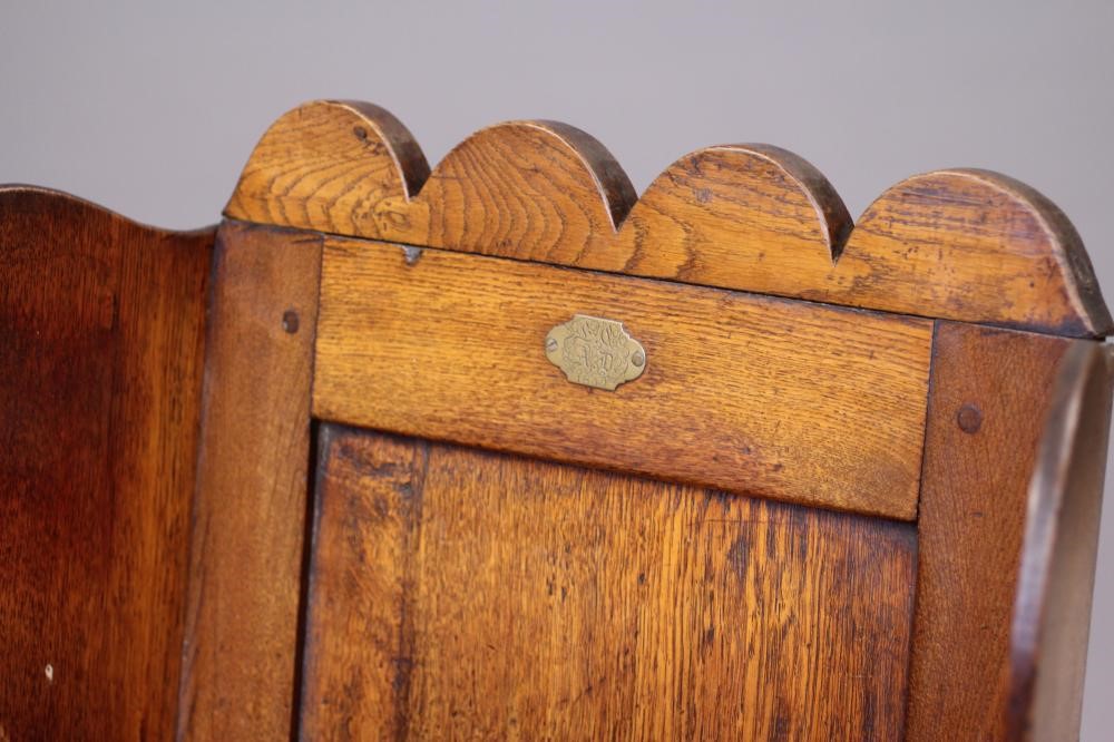 AN EARLY VICTORIAN OAK LAMBING CHAIR Image