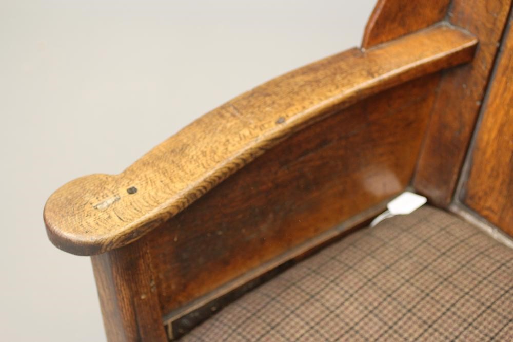 AN EARLY VICTORIAN OAK LAMBING CHAIR Image