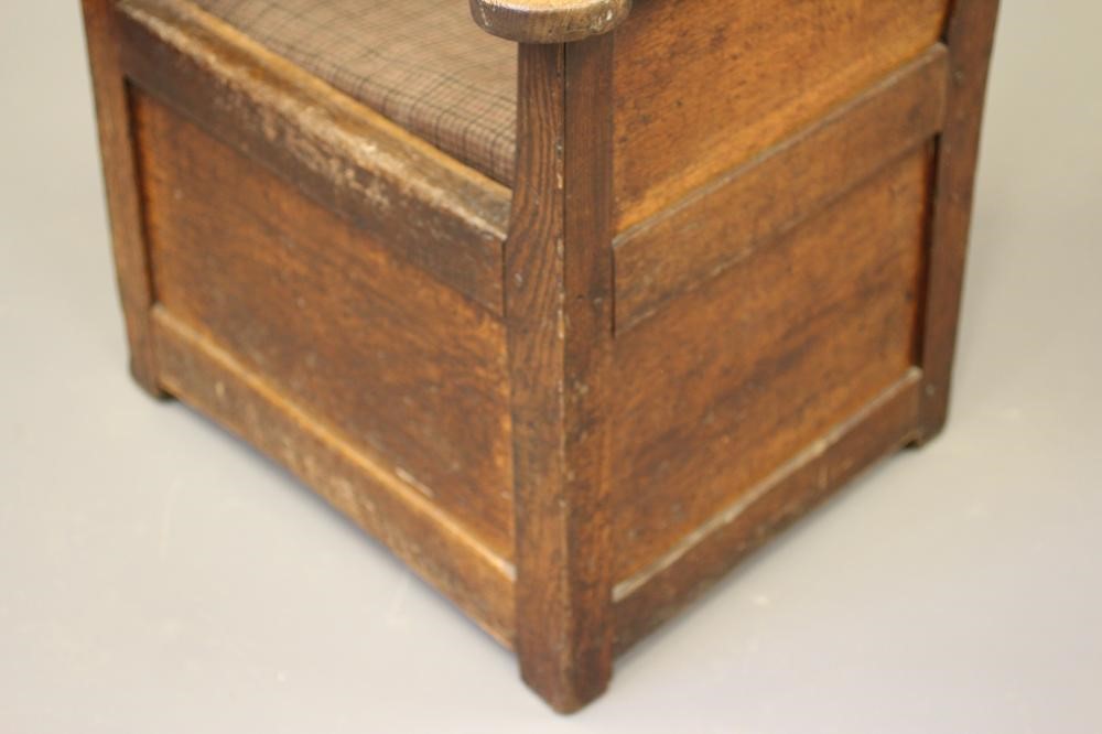 AN EARLY VICTORIAN OAK LAMBING CHAIR Image