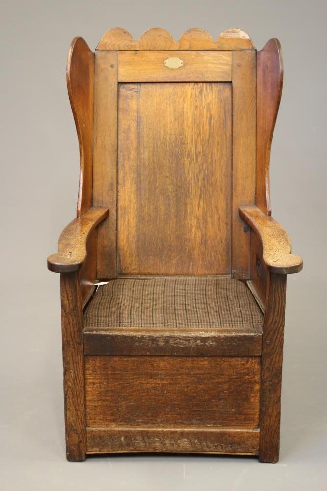 AN EARLY VICTORIAN OAK LAMBING CHAIR Image