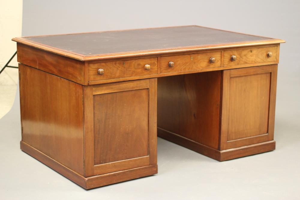 A VICTORIAN MAHOGANY LARGE PARTNERS DESK Image