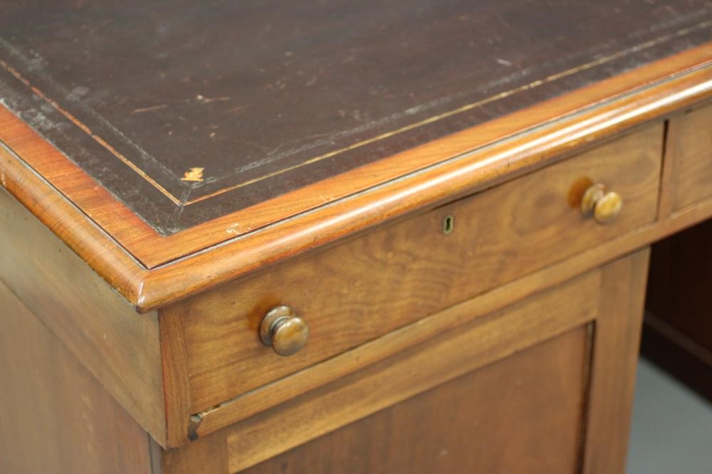 A VICTORIAN MAHOGANY LARGE PARTNERS DESK Image