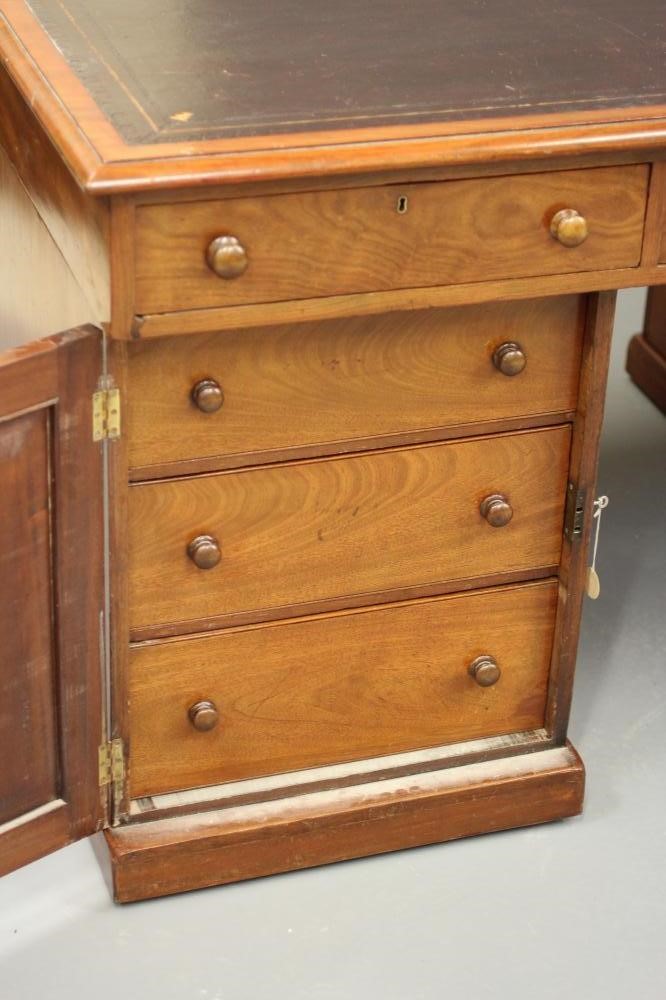 A VICTORIAN MAHOGANY LARGE PARTNERS DESK Image