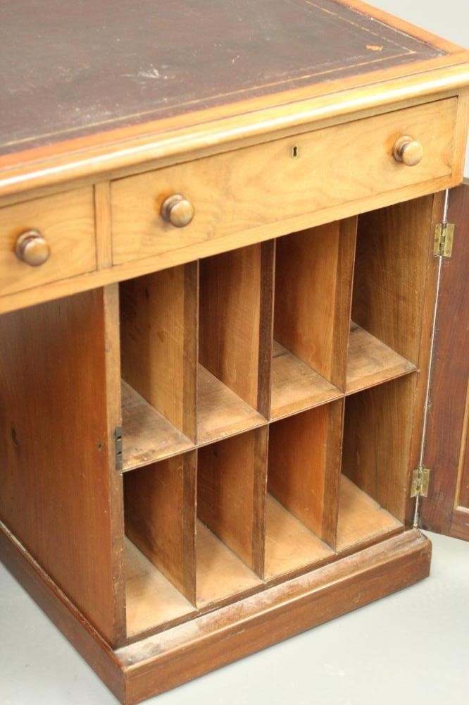 A VICTORIAN MAHOGANY LARGE PARTNERS DESK Image