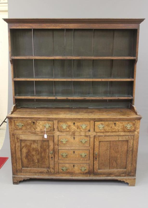 A GEORGIAN OAK ENCLOSED DRESSER Image
