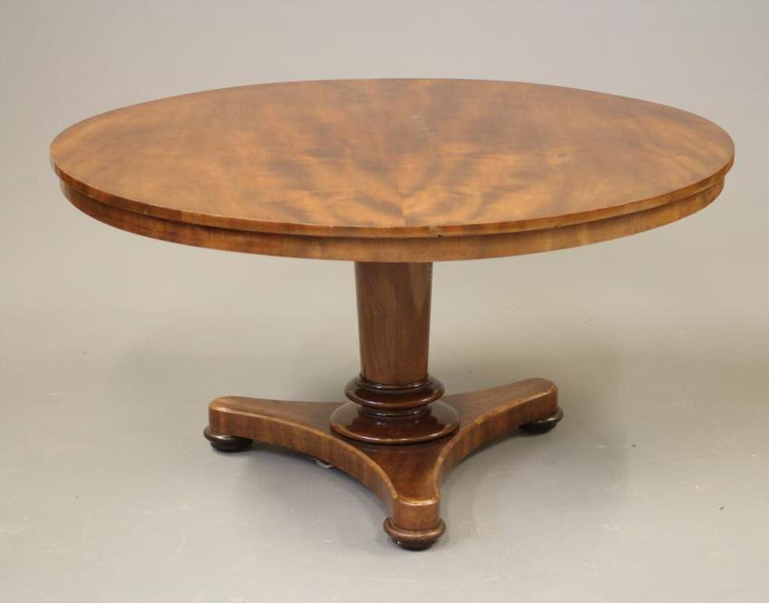 AN EARLY VICTORIAN MAHOGANY CENTRE TABLE Image