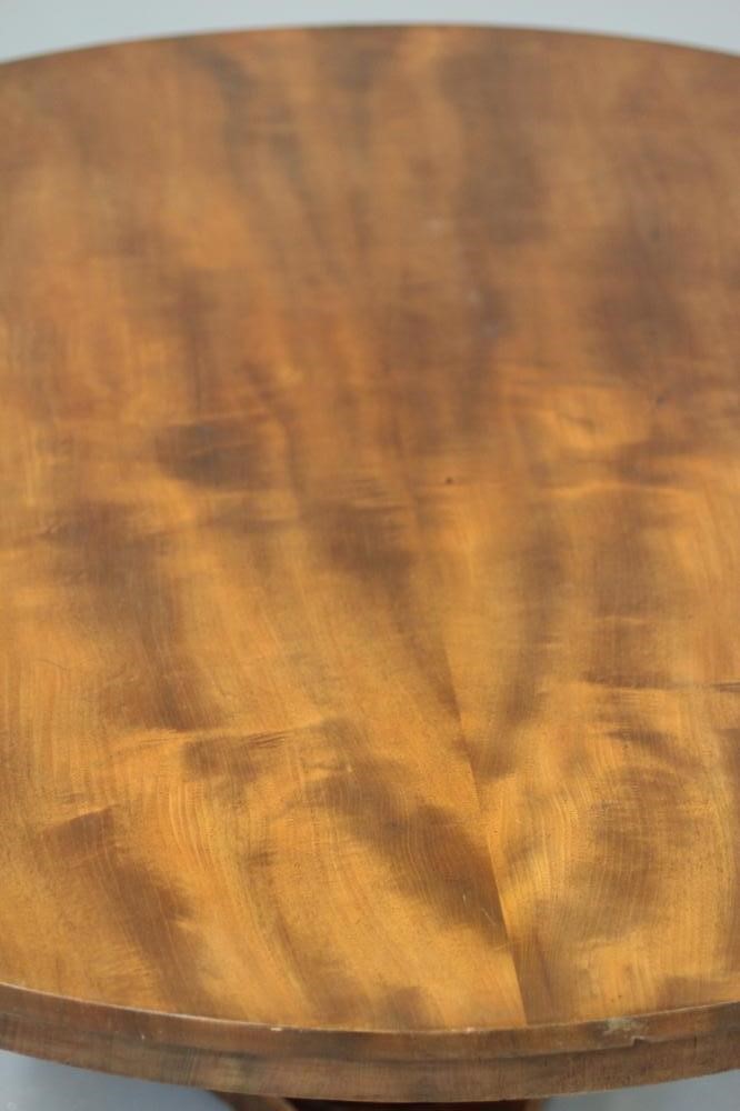 AN EARLY VICTORIAN MAHOGANY CENTRE TABLE Image