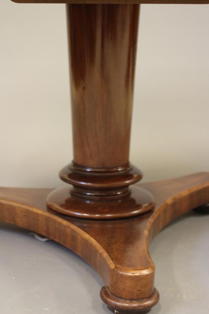 AN EARLY VICTORIAN MAHOGANY CENTRE TABLE Image
