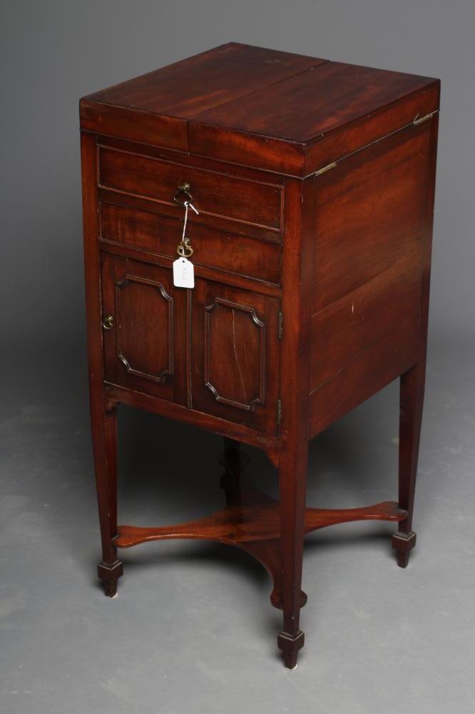 A GEORGIAN MAHOGANY WASHSTAND Image