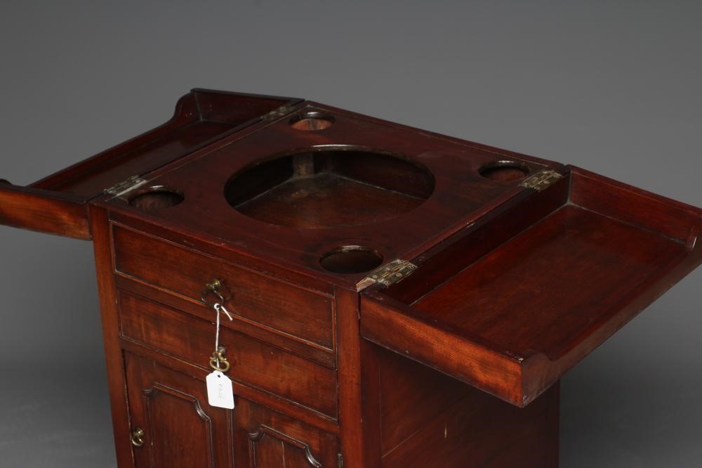 A GEORGIAN MAHOGANY WASHSTAND Image