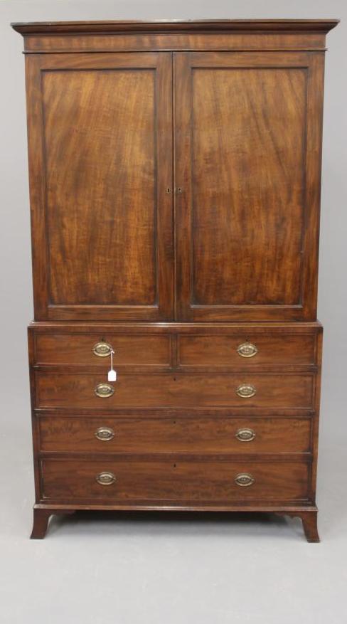 A GEORGIAN MAHOGANY LINEN PRESS Image