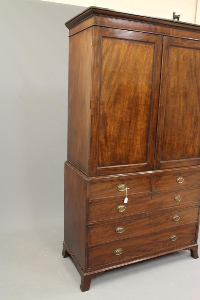 A GEORGIAN MAHOGANY LINEN PRESS Image