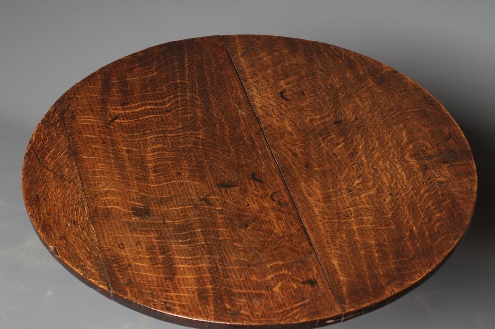 A GEORGIAN OAK TRIPOD TABLE Image