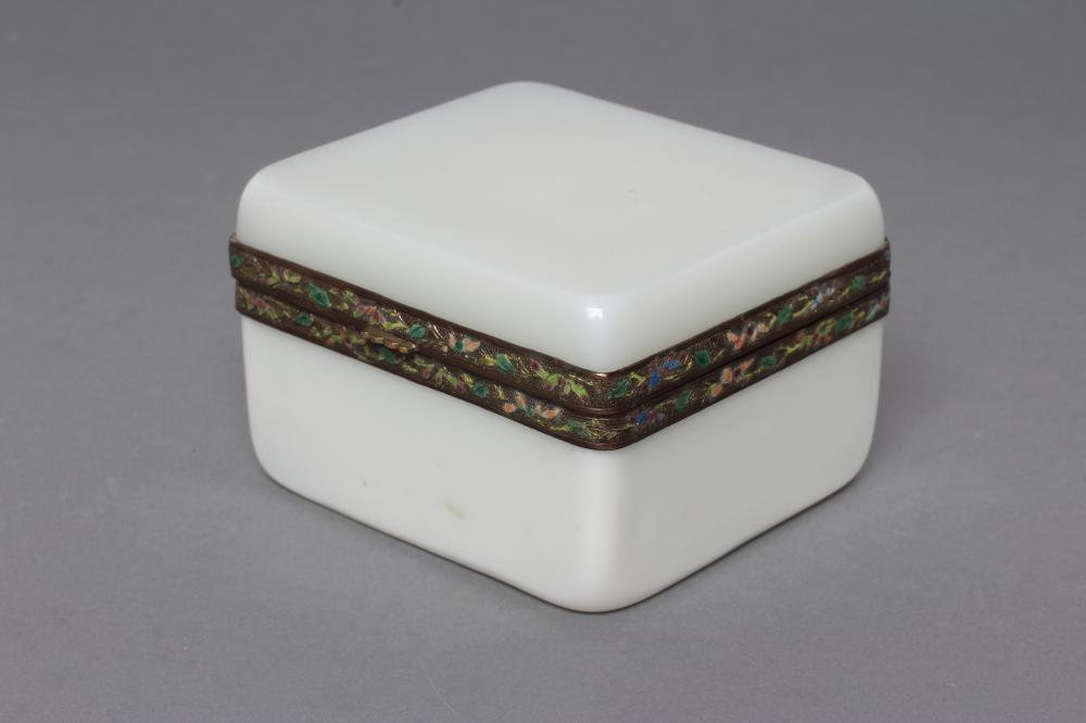 A FRENCH WHITE OPALINE GLASS BOX AND COVER Image