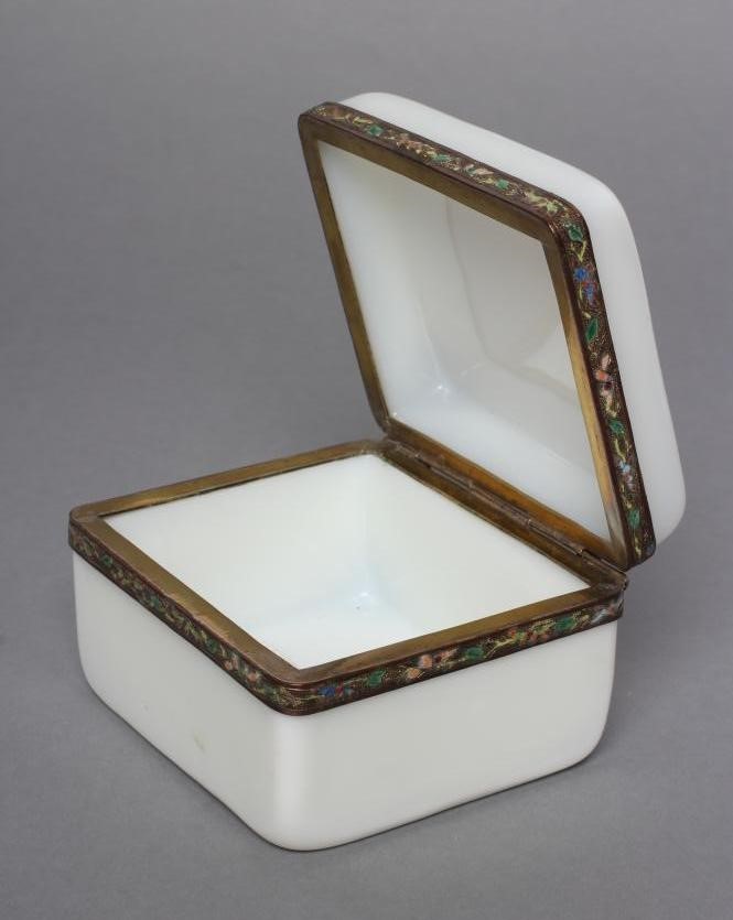 A FRENCH WHITE OPALINE GLASS BOX AND COVER Image