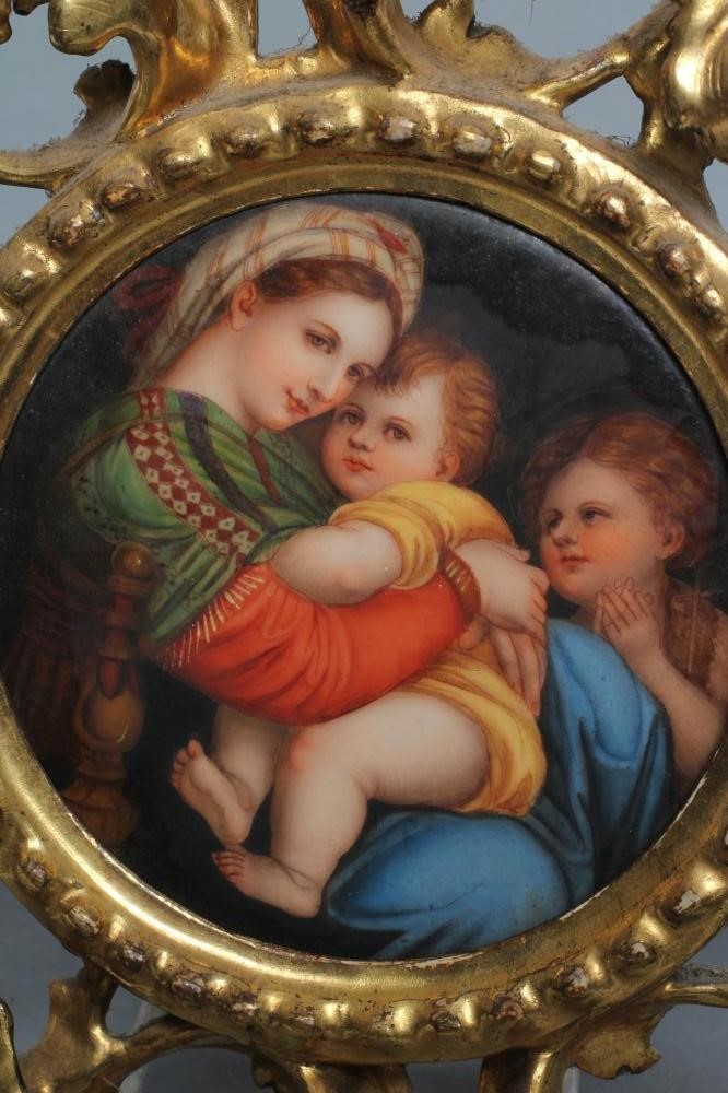 A CONTINENTAL PORCELAIN ROUNDEL Image